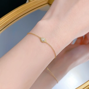 Dettaglio del bracciale bohémien in argento S925 con ciondolo a goccia e pavé sul polso