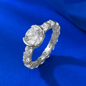Classic S925 sterling silver ring with 7mm round brilliant cut stone and pavé accents