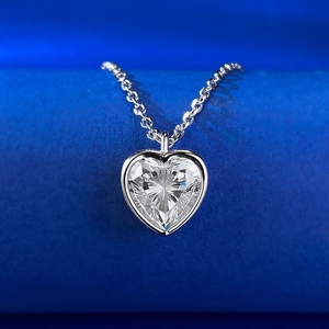 Vista macro di una collana con pendente a cuore in argento sterling 925 con zirconi