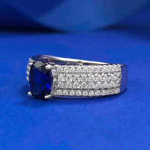 Bague élégante en argent 925 avec saphir bleu ovale et serti de trois rangées de zircons