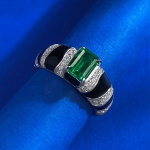 Bague en argent S925 avec pierre verte taille émeraude et détails en émail noir