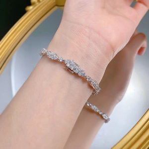 Detailansicht eines Armbands aus 925 Silber mit Zirkonia-Blüten am Handgelenk getragen