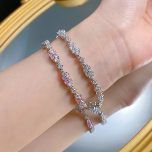 Vista dettagliata del bracciale in argento con delicati zirconi rosa e bianchi a fiori