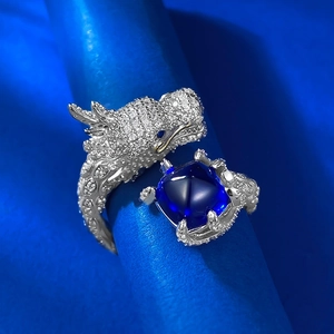 Dettaglio macro dell'anello a drago in argento con zaffiro blu e pavé di zirconi