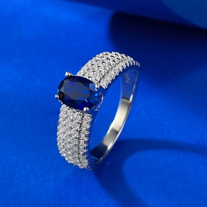 Bague élégante en argent S925 avec saphir bleu ovale et pavé de zircones cubiques