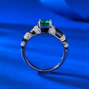 Vue macro de la bague en argent S925 avec pierre verte taille émeraude et émail noir