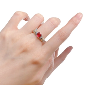 Bague élégante en argent S925 avec rubis cœur 6x6mm et cristaux taille glace au doigt