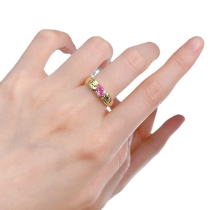 S925 gold-plated ring with pear-shaped pink sapphire and hammered metal texture