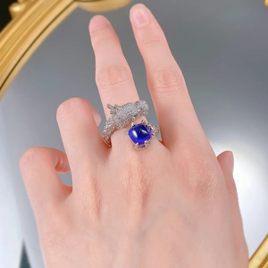 Dettaglio anello a drago in argento S925 con gemma blu e pavé di pietre di zirconi