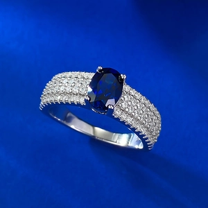 Bague en argent S925 avec pierre bleue ovale et micro-pavé de diamants latéraux