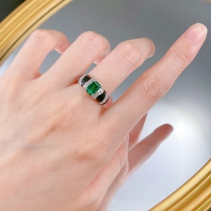 Bague Art Déco avec pierre verte taille émeraude et détails en émail noir