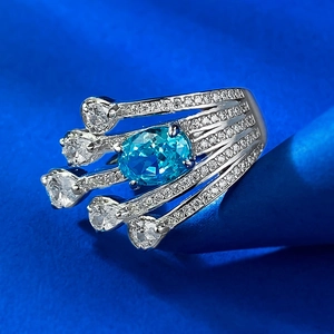 Détail macro d'une bague en argent S925 avec pierre bleue ovale et accents de diamants