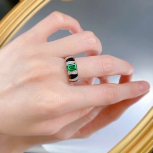 Détail de la bague en argent S925 avec émeraude rectangulaire et émail noir sur la main