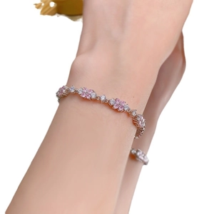Elegante bracciale a fiori in argento 925 con diamanti rosa indossato sul polso
