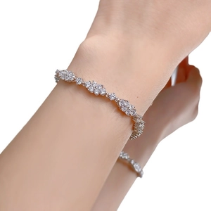 Elegantes S925 Silberarmband mit funkelnden Zirkonia Blumen auf weiblichem Handgelenk