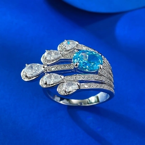 Bague en argent S925 avec une pierre bleue ovale et des accents en forme de poire