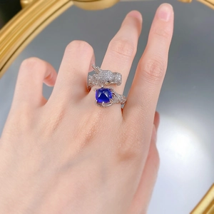 Vista macro dell'anello drago in argento S925 con gemma blu e diamanti incastonati