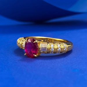 Bague élégante en argent 925 avec pierre rouge ovale et accents de diamants sur bleu