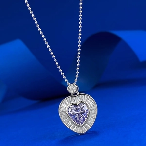 Elegante colgante de corazón en plata S925 con gema lavanda y halo de diamantes