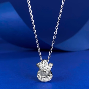 Collier Pendentif Nœud en Argent Sterling 925 pour Femme Mode Élégant Incrusté de Strass Design Mobius Torsadé Bijou