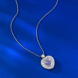 Collar corazón de plata S925 con gema lavanda y halo de diamantes sobre fondo azul