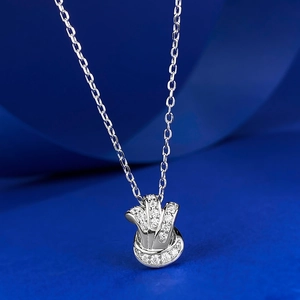 Élégant collier nœud en argent S925 avec pendentif floral étincelant en zircone cubique