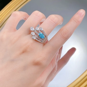 Gros plan d'une bague en argent S925 avec aigue-marine ovale et détails en zircon