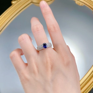 Détail de la bague en argent S925 avec saphir bleu ovale et pavage de diamants fins