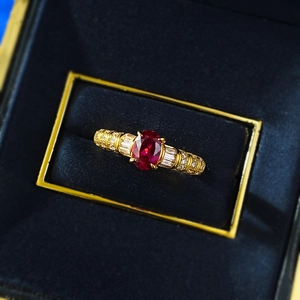Bague en argent 925 avec rubis ovale et diamants vintage sur velours bleu foncé