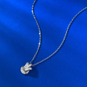 Collier élégant en argent S925 avec nœud serti de cristaux sur fond bleu profond