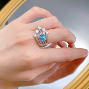 Détail macro de bague en argent S925 avec aigue-marine ovale et accents de diamants