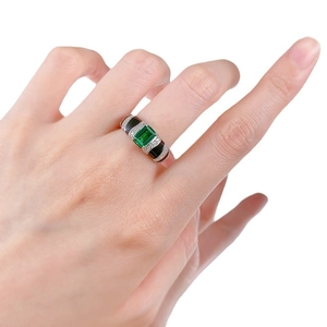 Bague en argent S925 avec émeraude rectangulaire et détails en émail noir au doigt