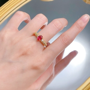 Gros plan d'une bague en argent 925 doré avec un rubis ovale et des détails diamants