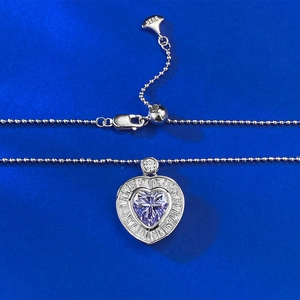Colgante de corazón en plata S925 con piedra lavanda y borde de circonitas baguette