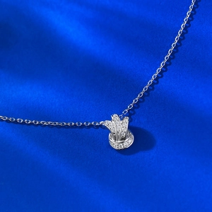 Collier nœud en argent S925 avec zircons micro-pavés sur fond luxueux en velours bleu