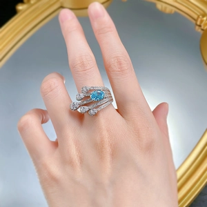 Détail d'une bague en argent S925 avec pierre bleue ovale et diamants sur anneau multicouche