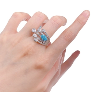 Bague en argent S925 avec gemme bleu ciel ovale et design étincelant à plusieurs couches