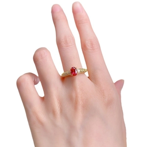 Bague élégante en argent 925 doré avec pierre ovale rouge sang de pigeon au doigt