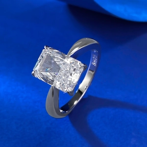 Anello in argento S925 con diamante rettangolare su sfondo blu testurizzato