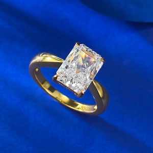 Vergoldeter 925 Silberring mit rechteckigem Eisblumenschliff auf blauem Stoff