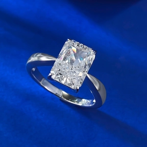 Anello con diamante di carbonio rettangolare e montatura minimalista in argento a griffe