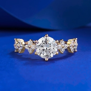 Bague Luxueuse en Argent Sterling 925 pour Femme Plaquée Or Grand Strass Rond Serti à Six Griffes Accents de Trèfle Bijoux Mode