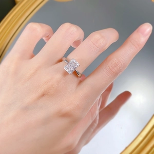 Dettaglio dell'anello con grande diamante di carbonio taglio rettangolare