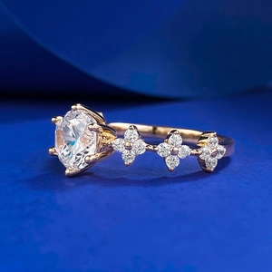 Bague élégante en argent S925 doré avec pierre champagne 1ct et détails de trèfle