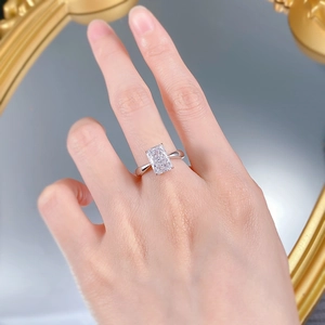 Dettaglio dell'anello con diamante a taglio radiant sulla mano della modella