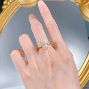 Nahaufnahme des Rings mit Radiant-Schliff-Kristall in vergoldeter Silberfassung