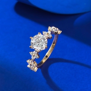 Bague élégante en argent S925 plaqué or 18K avec pierre ronde de 1ct et détails floraux