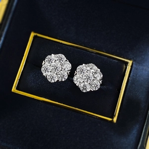 Sparkling S925 sterling silver moissanite flower stud earrings in a blue velvet jewelry box