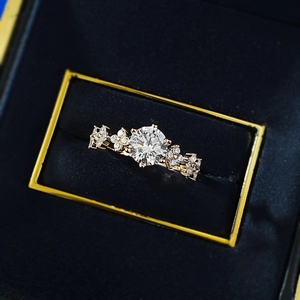 Détail d'une bague en argent S925 doré avec gemme ronde et accents floraux fins