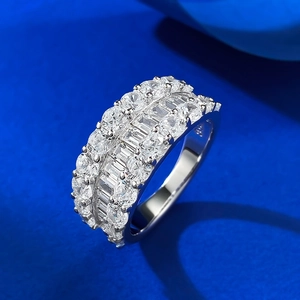 Bague luxueuse en argent 925 avec zircons ronds et baguettes sertis sur plusieurs rangs